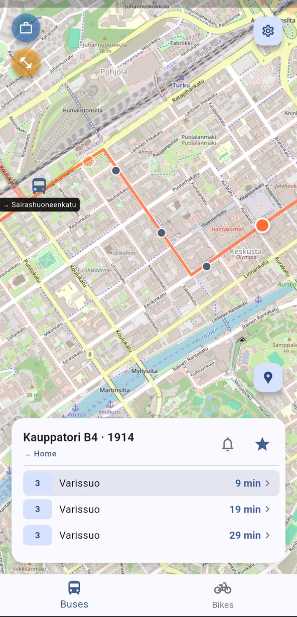 åboåker-sovellus: pysäkki Kauppatori B4, linjan 3 lähdöt Varissuoon ja bussi kartalla reaaliajassa / the åboåker app: stop Kauppatori B4, line 3 departures to Varissuo and a live bus on the map